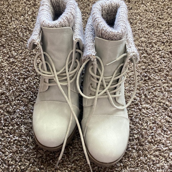Like New Kids Boots - Picture 1 of 5